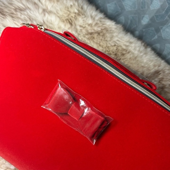 Velvety Red Estée Lauder Cosmetic Case Large, Handle, Bow, Gold Accented Zipper - Picture 14 of 16